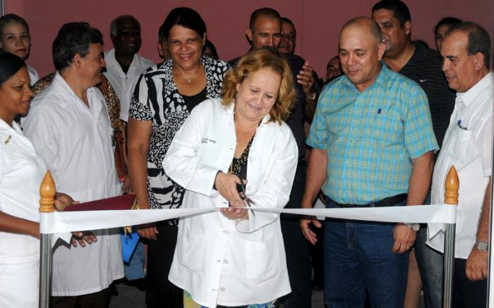 Visitan el Hospital Pediátrico Juan Manuel Marquez, Mercedes López Acea, Primera Secretaria del Partido en la capital acompañada de Roberto Morales Ojeda, Ministro de Salud Pública.