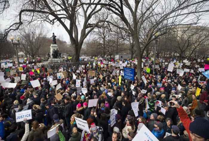Mientras continúan las reacciones en el país, las declaraciones de Trump son calificadas de tardías por algunos medios locales. Foto: AP