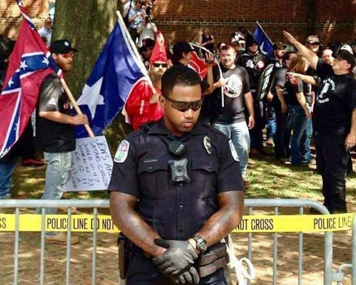 Un policía de Charlottesville protege la manifestación de supremacistas blancos.