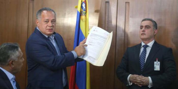 Diosdado Cabello, integrante de la anc (izquierda) y el fiscal general, Tarek William Saab, presentaron, durante una rueda de prensa, pruebas de una red de extorsión para desestabilizar el gobierno del país. Foto: AVN