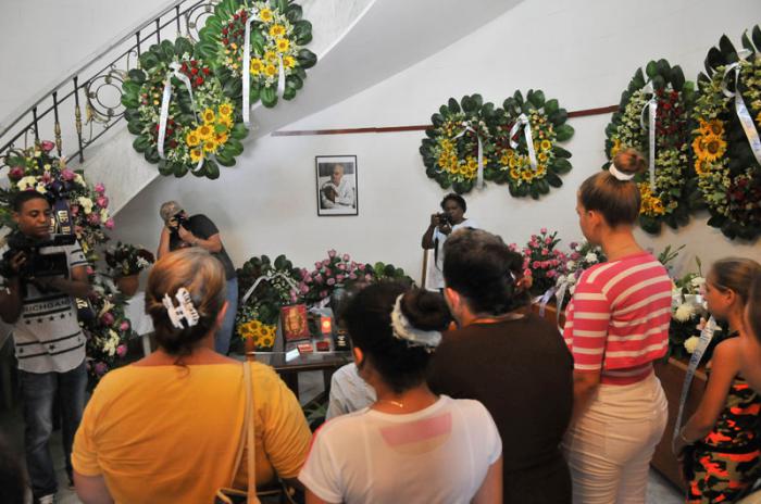 El General de Ejército Raúl Castro Ruz, presidente de los Consejos de Estado y de Ministros, envió una ofrenda floral al homenaje realizado en la Casa de la Prensa a Antonio Moltó Maturel, tras el fallecimiento del presidente de la Unión de Periodistas de Cuba.