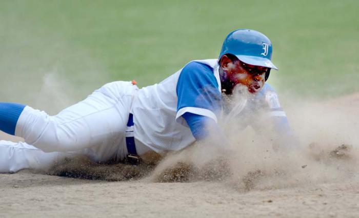 Beisbol-Serie-56-PR-vs-IND jugada en home Carlos Tabares Anota la carre que da la victoria al equipo IND