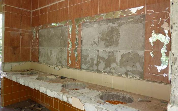 Baños, espejos e instalaciones hidrosanitarias destruidos.