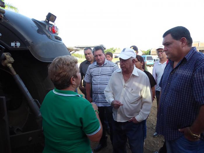 José Ramón Machado Ventura, acompañado de Félix Duarte Ortega (a la izquierda) recorrieron áreas donde se levantará la bioeléctrica y apreció la calidad de los equipos.