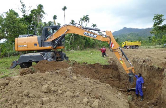 Canalización de áreas que se incorporan al desarrollo del cacao en la ubpc Patricio Sierralta. En el plano más cercano el ingeniero agrónomo William Roble, quien día a día chequea 
a pie de obra la ejecución de los trabajos. 