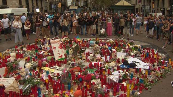 Miles de personas en Barcelona y el mundo han rendido tributo a las víctimas de los atentados. 