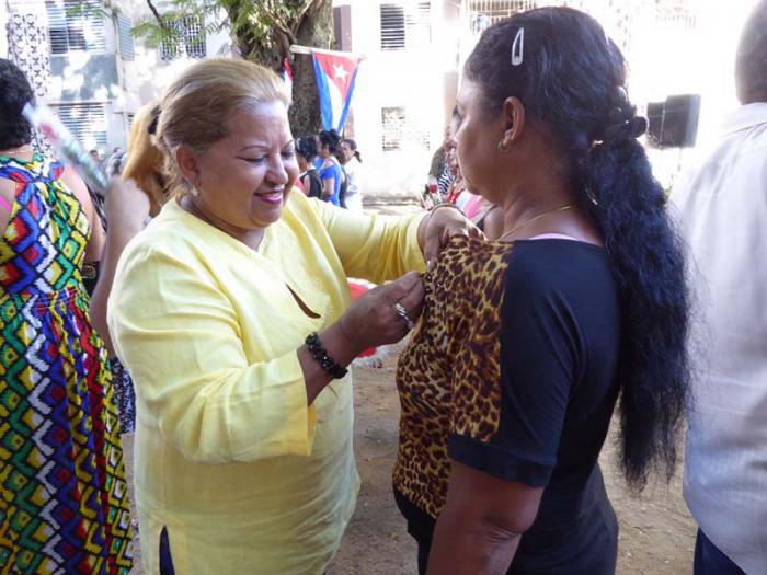 Teresa Amarelle Boué, secretaria general de la fmc, impuso la distinción 23 de Agosto a compañeras y compañeros que se han destacado en el trabajo de la organización. 