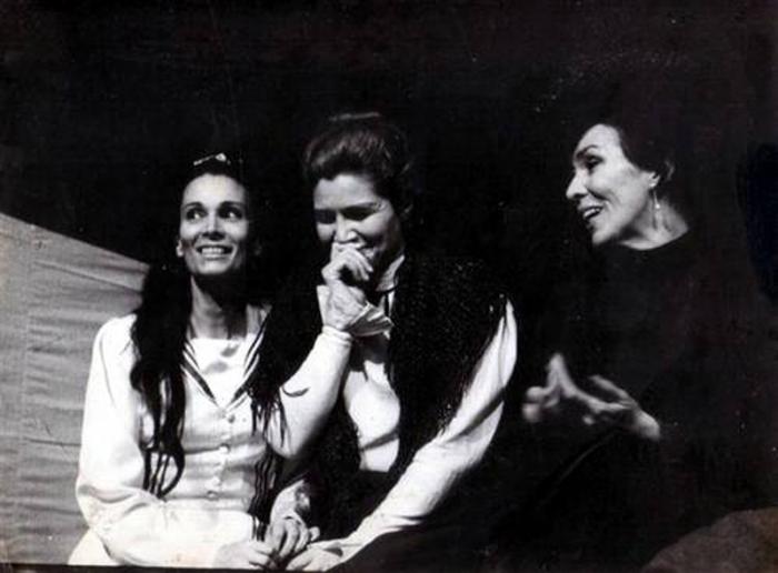 Raquel Revuelta, Ana Viñas y Marta Farré en la obra Las tres hermanas, dirigida por Vicente Revuelta en el año 1973
