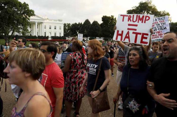 Exfiscales piden fuerte respuesta al supremacismo blanco