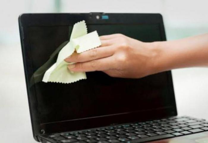 Para la limpieza de las pantallas lcd, led y Plasma de los monitores no es apropiado utilizar un paño húmedo, sino totalmente seco y preferiblemente de microfibras. foto tomada de internet