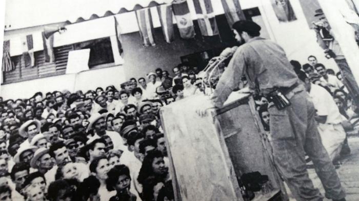  El Che habló a los trabajadores de la fábrica de bujías el día de la inauguración.