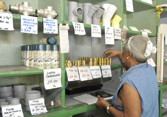 La rotación de los artículos, los ciclos de reaprovisionamiento de las empresas, así como el conocimiento de la fuerza de trabajo vinculada a la actividad de almacenamiento, son factores que inciden en la gestión de los inventarios. foto: alberto borrego ávila