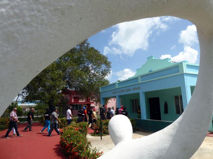 Cultivadores de sus tradiciones, los pobladores de Tacajó, Holguín, valoran altamente la rehabilitación de la Casa de Cultura. Foto del autor