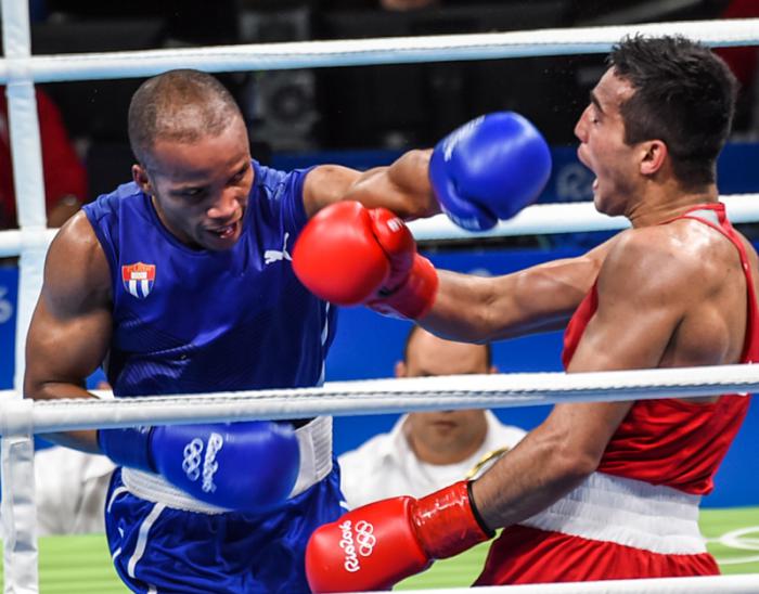 Roniel Iglesias (izquierda) será uno de los cuatro cubanos que peleará en días consecutivos. Foto: Marcelino Vázquez