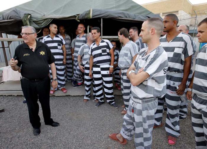 Arpaio (A la izquierda en la foto) levantó un verdadero «campo de concentración» para inmigrantes en Arizona. 