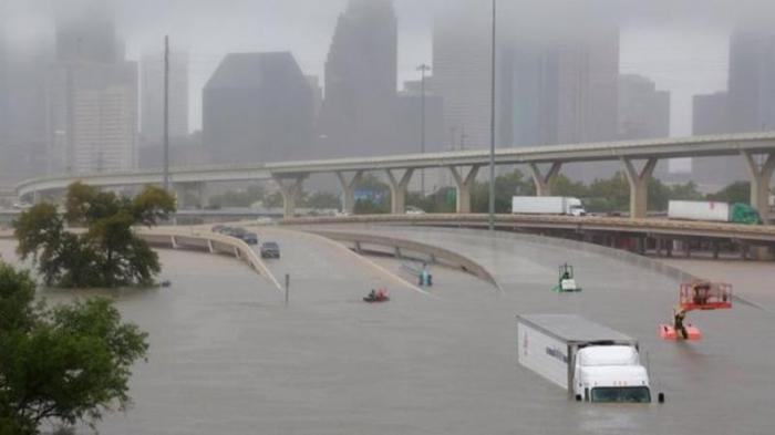Varios vehículos quedaron atrapados en los puentes debido a que las inundaciones bloquearon las bajadas. 