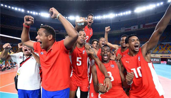 Nicolás Vives (al frente) junto a sus muchachos, momentos después de su victoria sobre Brasil, que les dio la medalla de bronce en el Mundial Sub-23. 