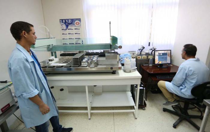 Masters David Toledano y Dorien Ortega, inventores de la máquina Sumatolab del Centro de Inmunología.