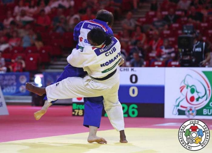 Kaliema Antomarchi (de espalda) alcanzó la primera medalla de Cuba en el Campeonato Mundial de Judo. FOTO: www.ijf.org