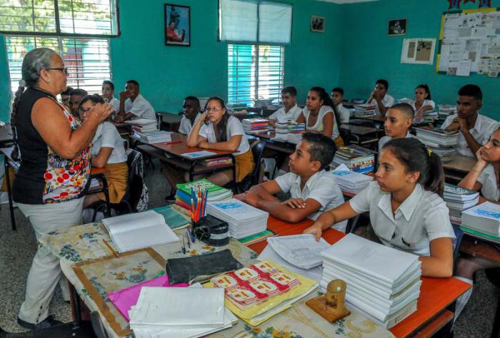 Inicio del curso escolar 2017-2018  Mercedes López Acea. Primera Secretaria del Comité Provincial del Partido en La Habana y Vicepresidenta del Consejo de Estado y Ministros, visita la escuela Secundaria Básica    de Ciudad Escolar Libertad.