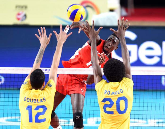 El cubano Lopez ataca al brasileño Douglas y Romulo bloquea