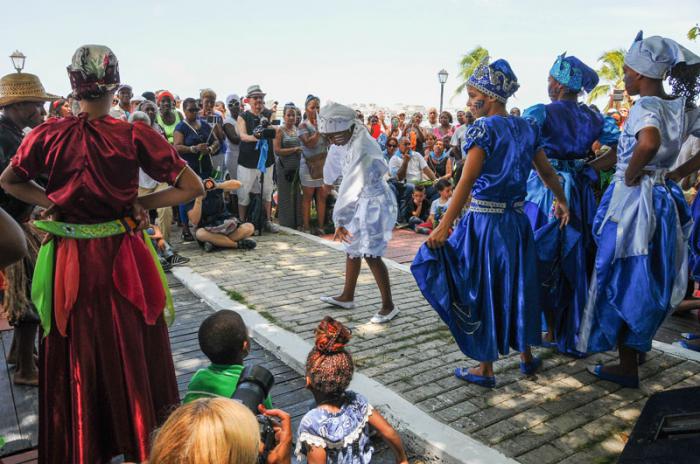 Timbalaye 2017 en la Boca de Regla, bajo la sombra de una frondosa ceiba, al lado de la iglesia.