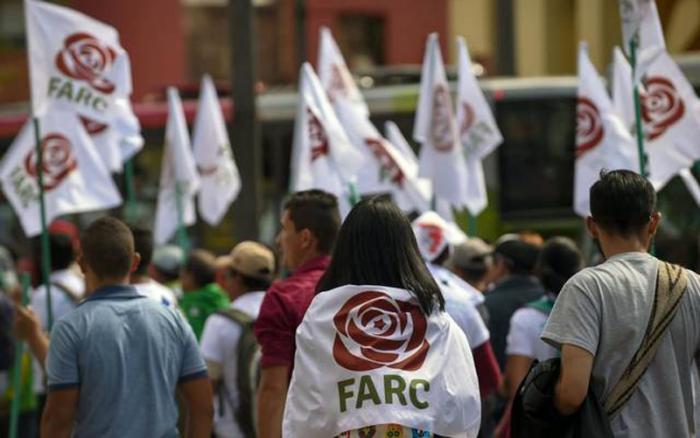 Una rosa roja y las siglas de Fuerza Alternativa Revolucionaria del Común son el identificativo del partido político surgido de la mayor guerrilla de Colombia. FOTO: las2orillas