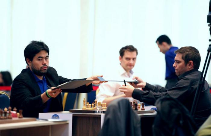 Bruzón (derecha) ante el estadounidense Hikaru Nakamura. 