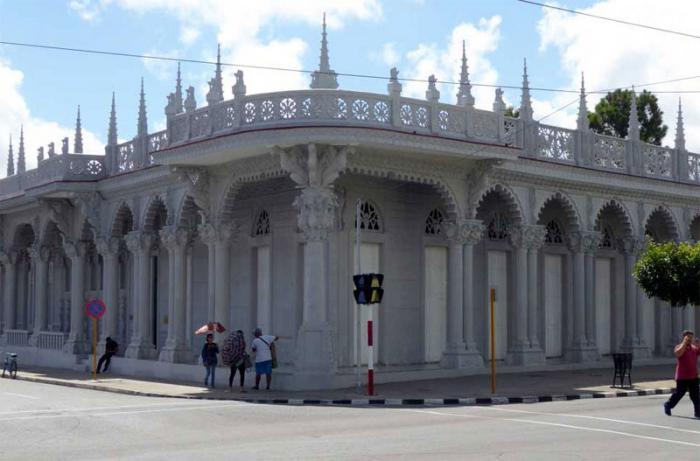 El Museo de Ciencias Naturales, una de las construcciones más bellas de la ciudad, totalmente remozado para la ocasión. fotos del autor