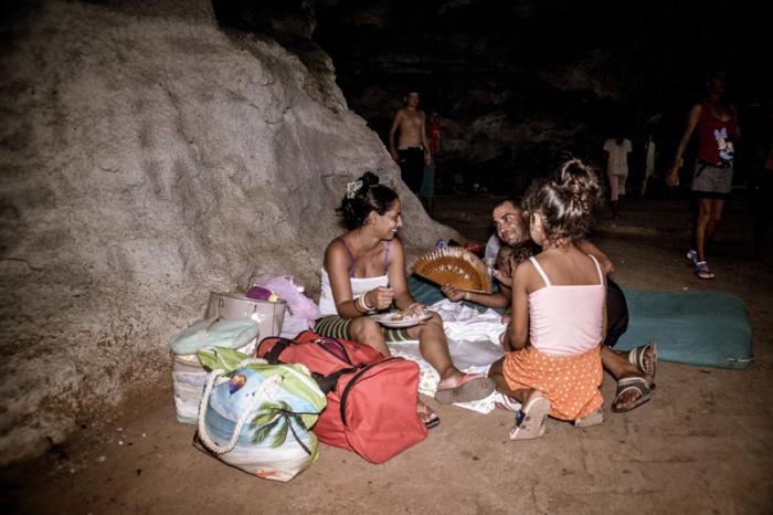 En Gibara, Holguín, personas evacuadas en una obra protectora de las FAR.