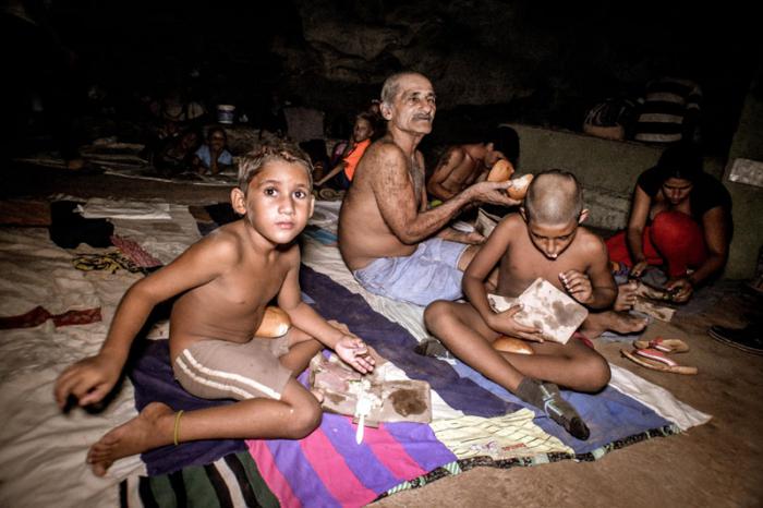 En Gibara, Holguín, personas evacuadas en una obra protectora de las FAR.