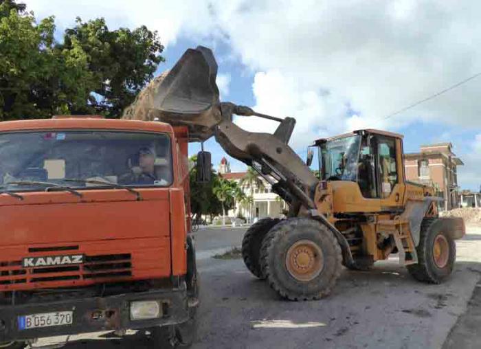 Fuerzas constructoras laboran en la recogida de escombros en las obras en ejecución.