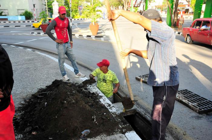 Las labores de limpieza de alcantarillado y saneamiento fue un denominador común en las provincias que se preparan para enfrentar el huracán Irma. Foto: Vicente Brito 