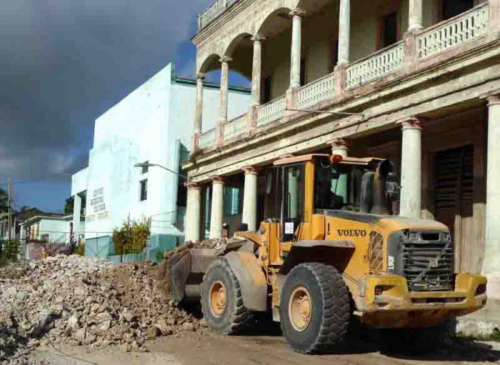 Fuerzas constructoras laboran en la recogida de escombros en las obras en ejecución.