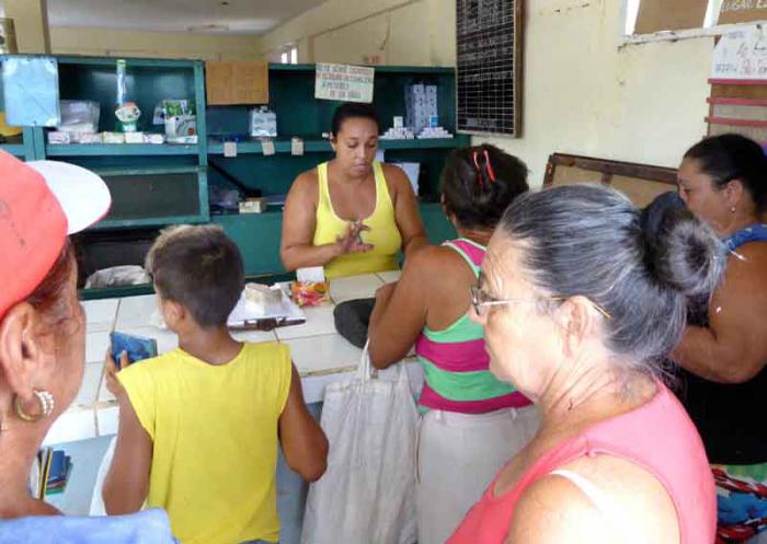 Los vecinos acuden a las bodegas a adquirir los mandados y otros productos necesarios. 