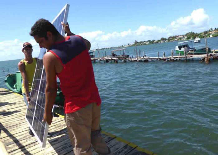 Trabajadores de Flora y Fauna regresan con sus pertenencias desde Los Ballenatos, ubicados a la entrada de la bahía nuevitera.
