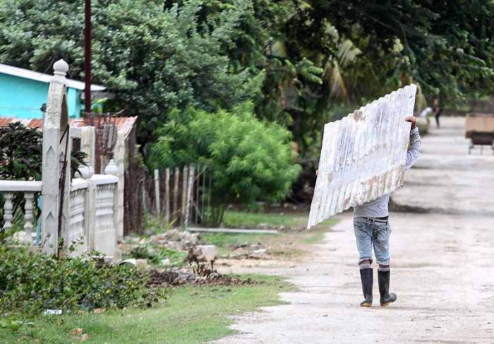 Personas ponen a salvo sus pertenencias horas antes del paso del Huracán 
Irma, Punta San Juan, Ciego de Ávila.