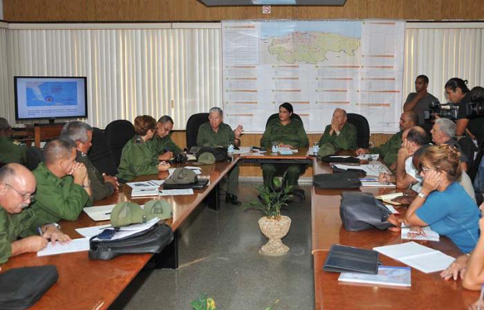 Renion ante amenaza de huracán Irma, estando  presente el general de División Ramon Pardo Guerra jefe del Estado Mayor Nacional de la Desensa Civil,Mercedes López Acea primera secretaria del Comite del Partido en la Habana y el general Cuerpo de Ejercito, ministro de la Fuerzas Armadas Revolucionarias Leopoldo Cintra Frias