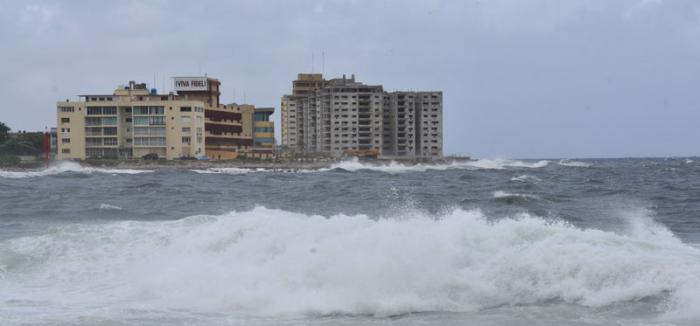 Comienzo de los vientos de tormenta tropical del huracán Irma en la capital. Malecón y 12, Vedado.