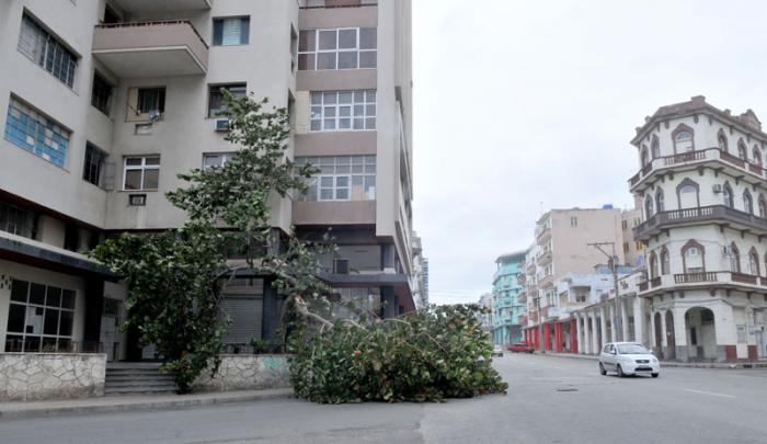 Comienzo de los vientos de tormenta tropical del huracán Irma en la capital. Infanta y Humbolt,Vedado