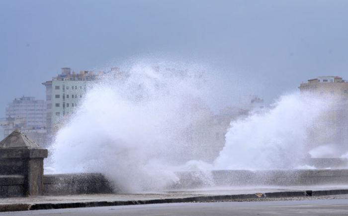 Comienzo de los vientos de tormenta tropical del huracán Irma en la capital. Malecón y Marina, Vedado.