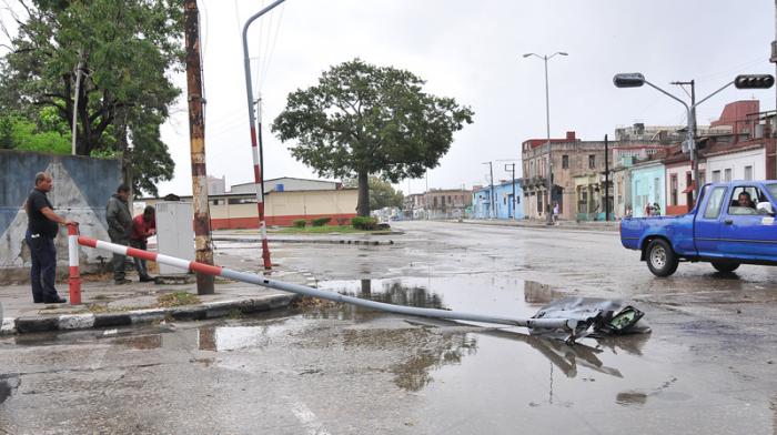 Semáforo caído por los vientos del huracán Irma