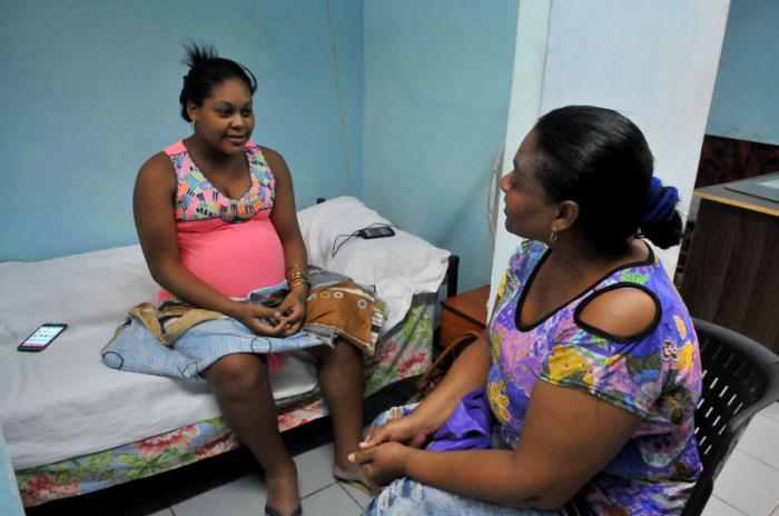Comienzo de los vientos de tormenta tropical del huracán Irma en la capital. Albergados en la escuela de Ballet en Sanja y Aramburo, Centro Habana.Lauren María Govin estrada de 19 años y 39 semanas de embarazo.