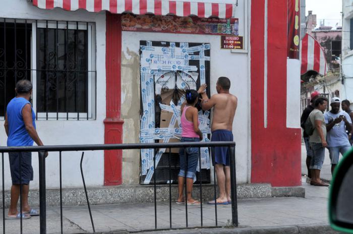 Comienzo de los vientos de tormenta tropical del huracán Irma en la capital. San Lázaro, Centro Habana.