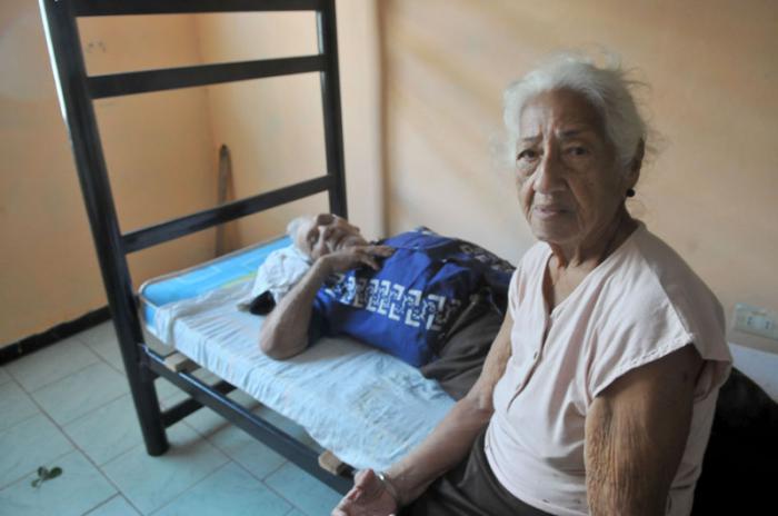 Comienzo de los vientos de tormenta tropical del huracán Irma en la capital. Albergados en la escuela de Ballet en Sanja y Aramburo, Centro Habana. María Teresa Catalán Remón de 81 años y Luciano B. Hernández Díaz de 100 años.