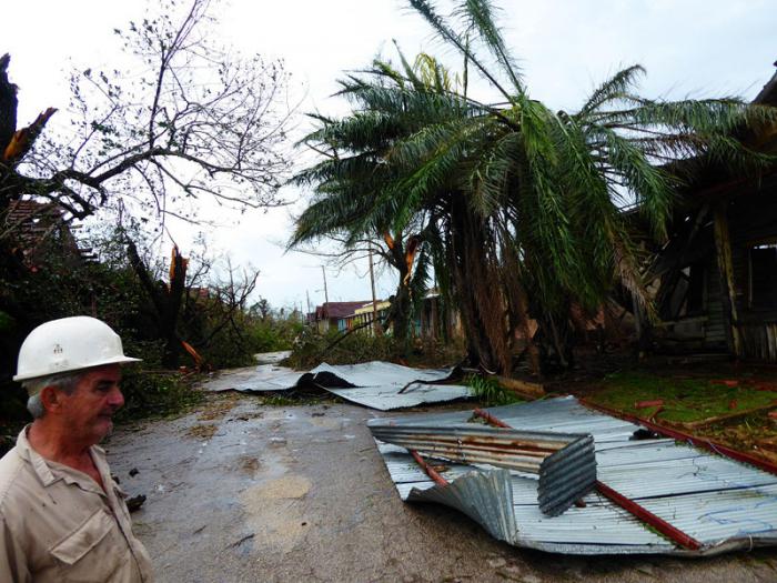 Primeras  imágenes del poblado de Bolivia, Ciego de Ávila, primero que sacudió Irma a su paso por la provincia. 