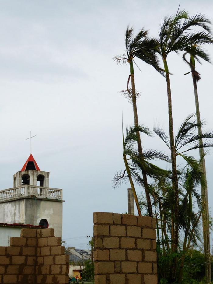 Primeras  imágenes del poblado de Bolivia, Ciego de Ávila, primero que sacudió Irma a su paso por la provincia. 