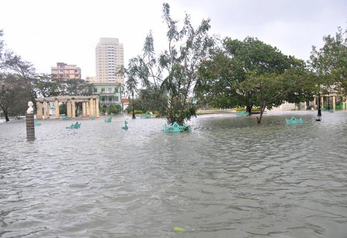 Huracan Irma penetracion del mar en calleCalzada  y D en el Vedado