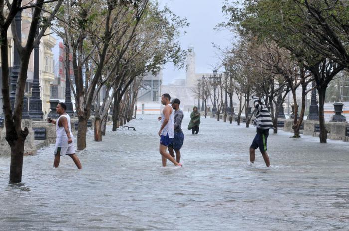 Huracán Irma en la capital. El domingo en la mañana mucha población en la calle y muchos turistas fotografiando las secuelas. Prado.