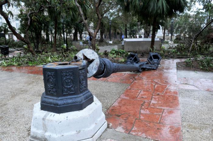Huracán Irma en la capital. El domingo en la mañana mucha población en la calle y muchos turistas fotografiando las secuelas. Parque Central.